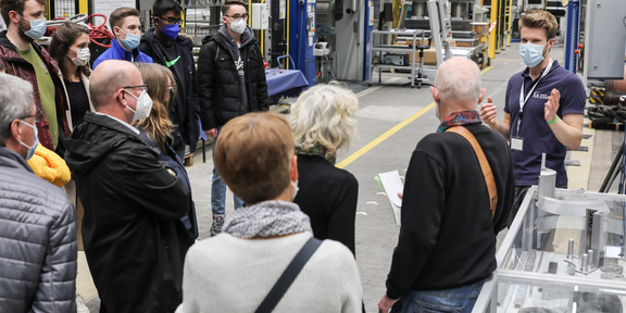 Besuchergruppe in der IUL-Experimentierhalle