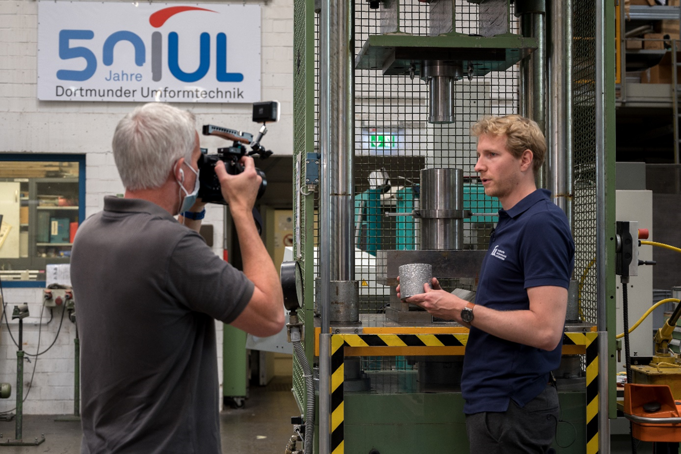 IUL Mitarbeiter André Schulze erklärt das Kompaktieren der Aluminiumspäne