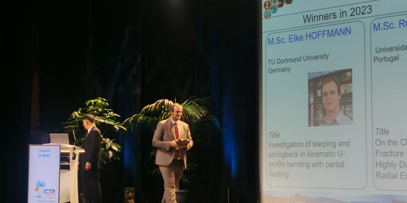 Preisträger Eike Hoffmann bei der Verleihung des Young Researcher Awards.