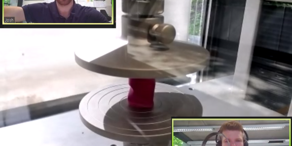 Dozent bei Live-Experiment Dozent erklärt Maschine