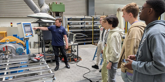 Employee Oliver Schulz demonstrates chip extrusion live in the experimental hall.